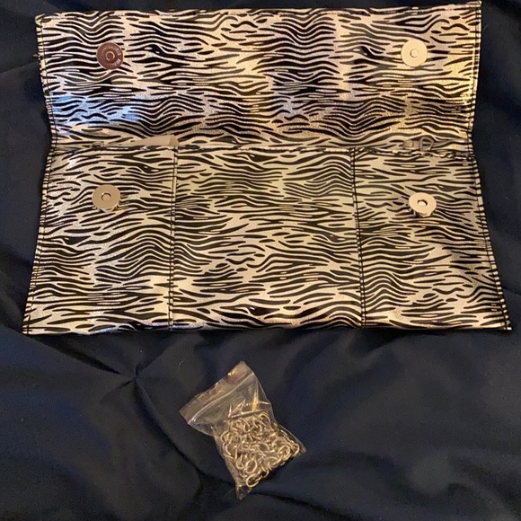 Metallic zebra clutch - Picture 3 of 4